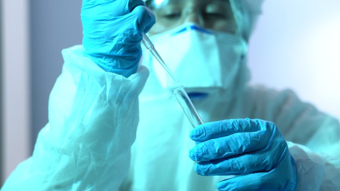女科学家在疾病预防控制中心的新冠病毒实验室工作