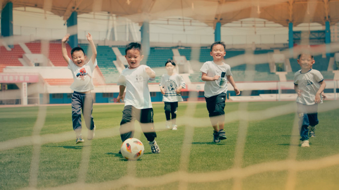 小朋友球场踢足球儿童小孩踢球运动草坪奔跑