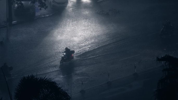 狂风暴雨台风天