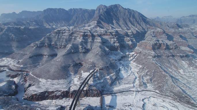 太行山大峡谷雪景航拍隧道公路