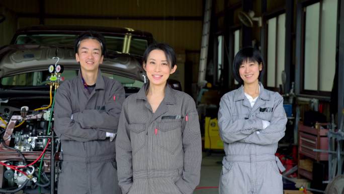 微笑的机械师日本工人修车员工车辆保养