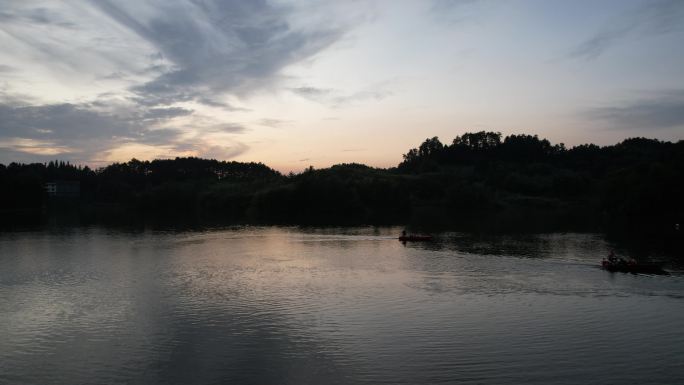 夕阳下的湖泊飞行