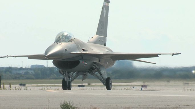F16战斗猎鹰滑行