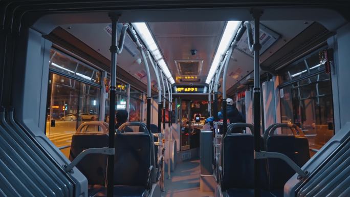 4k孤独下班坐公交车空镜头视频