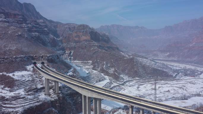 太行山大峡谷雪景航拍山洞隧道公路