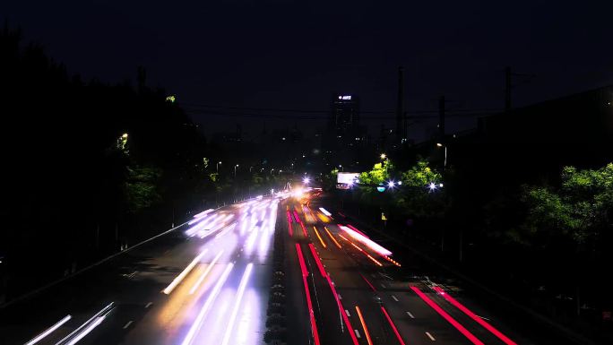 晚高峰 城市 车流 穿梭 光线拖尾