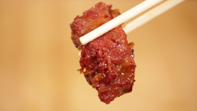 筷子夹起排骨肉 (1)