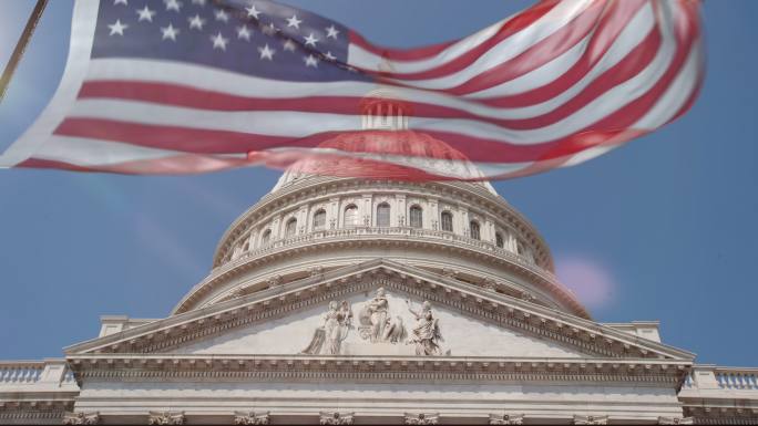 华盛顿特区国会大厦的圆顶上悬挂着美国国旗。