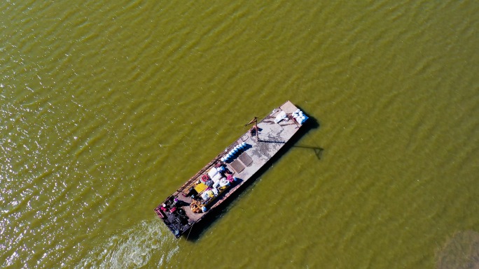 航拍查干湖的秋湖面船只