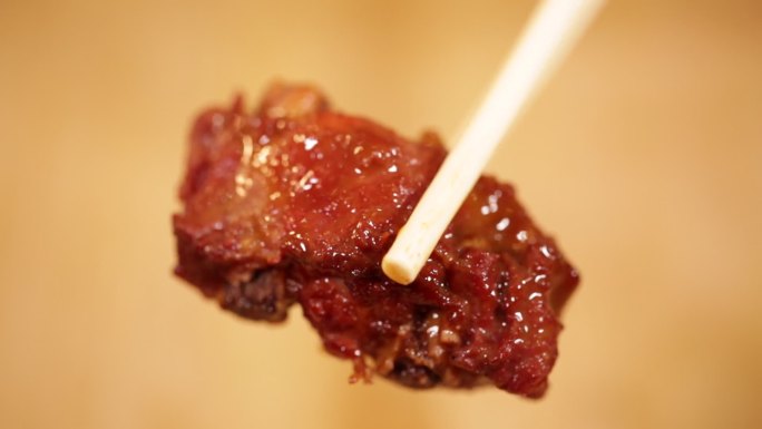 筷子夹起排骨肉 (5)
