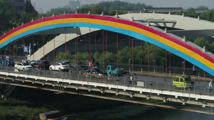 沙澧河彩虹桥来往车辆行人航拍近景