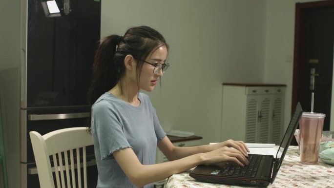 美女玩笔记本电脑