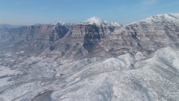 太行山大峡谷雪景航拍蓝天阳光雪山