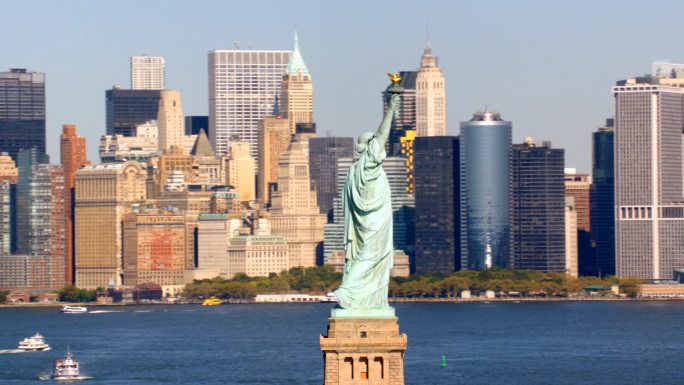 自由女神像和纽约市曼哈顿