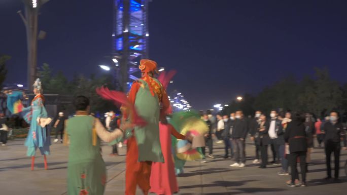 北京奥林匹克公园踩高跷的视频4K