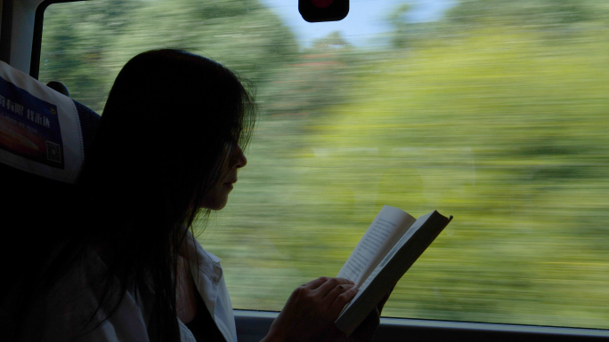 女孩在高铁车窗边看书阅读4k视频素材