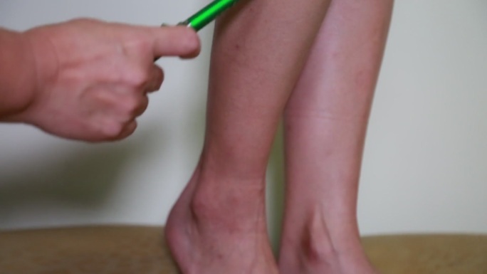 女性腿部穴位按摩膝盖 (6)