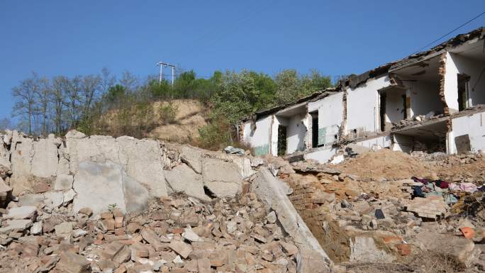 在废墟中被拆毁或损坏的房子