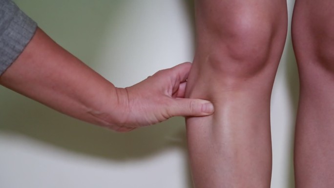 女性腿部穴位按摩膝盖 (3)