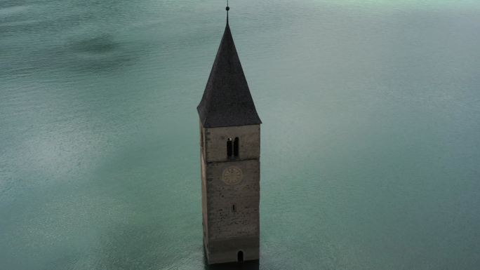 鸟瞰从雷西亚湖水中升起的旧钟楼
