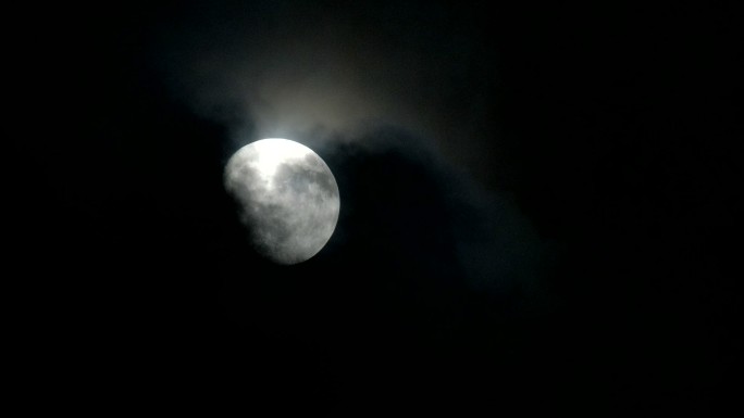 月亮在云层中快速移动。
