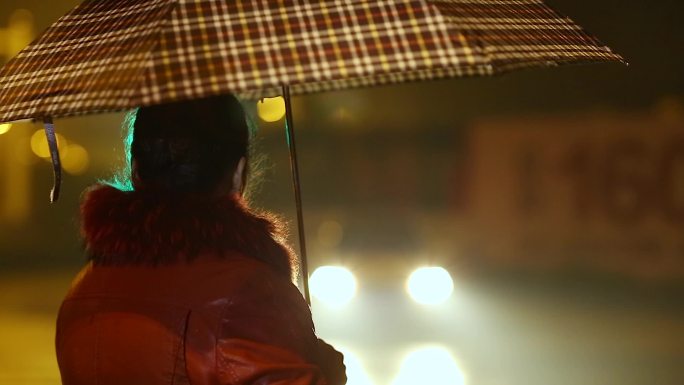 女人雨天的背影