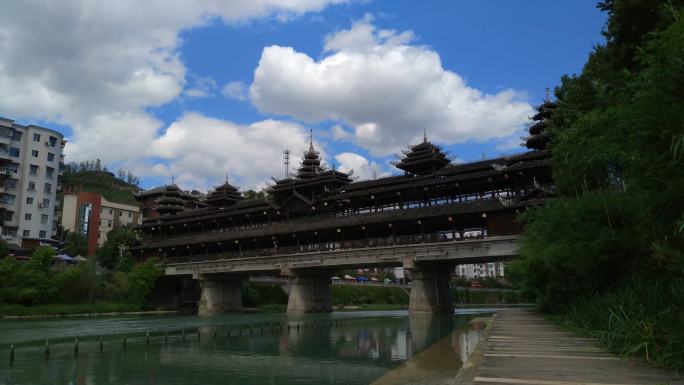 蓝天白云下的湖北省恩施州宣恩县侗族风雨桥