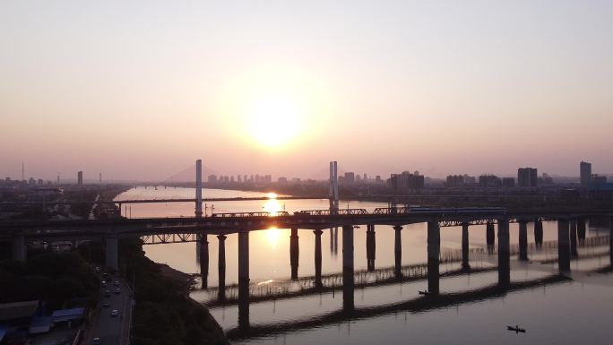 湘潭湘江夕阳桥上火车