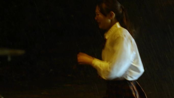 夜雨天女孩哭泣奔跑