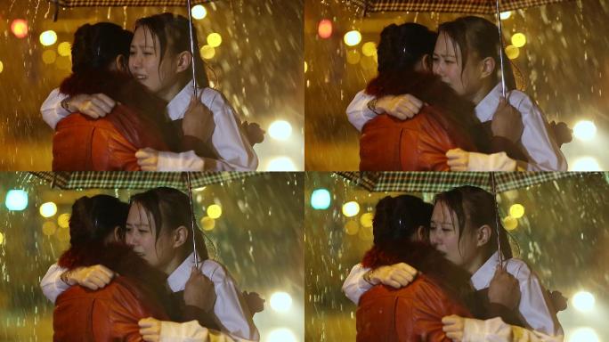 女孩和妈妈在雨中拥抱