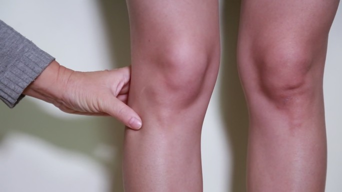 女性腿部穴位按摩膝盖 (1)