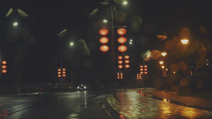 夜晚红灯笼湿漉漉的街景