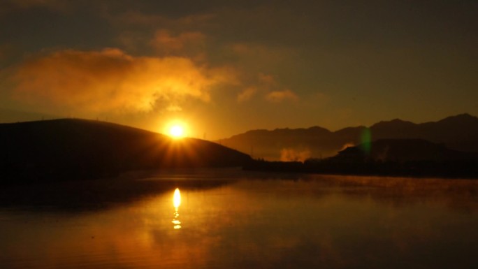 涞源湖日出山区日出水面日出清晨早晨黎明