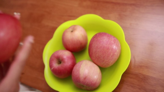观察果盘里的红富士苹果 (6)