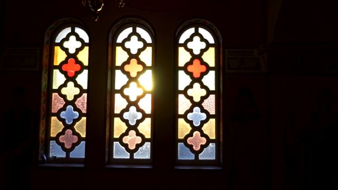 阳光透过教堂的玻璃窗