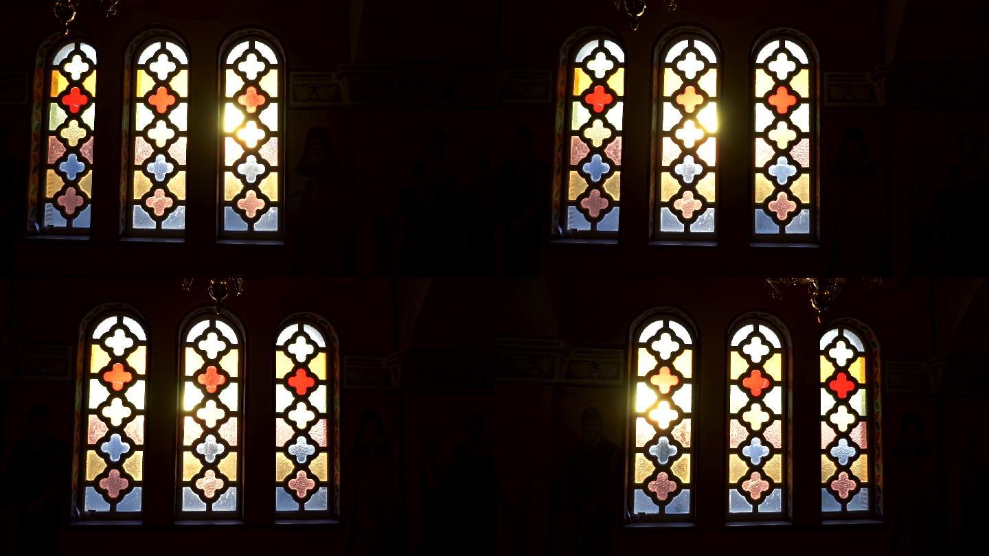 阳光透过教堂的玻璃窗