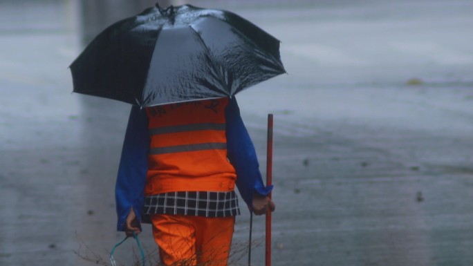 下雨天/雨中街道/雨中清洁工车辆