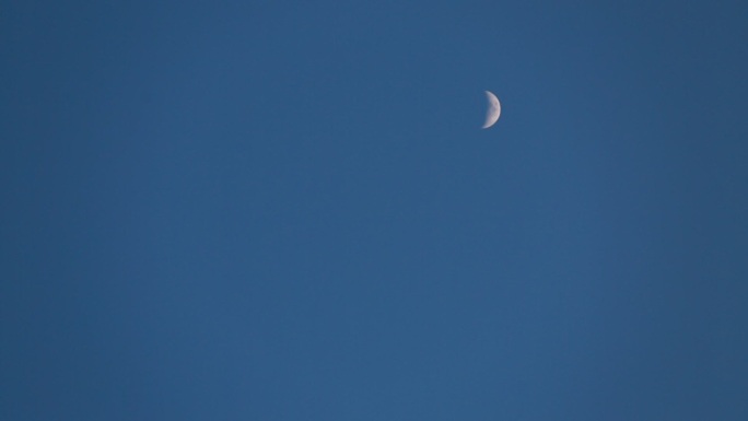 蓝天中的上弦月
