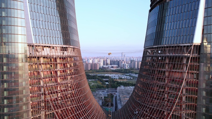 航拍建设中的摩天大楼杭州之门