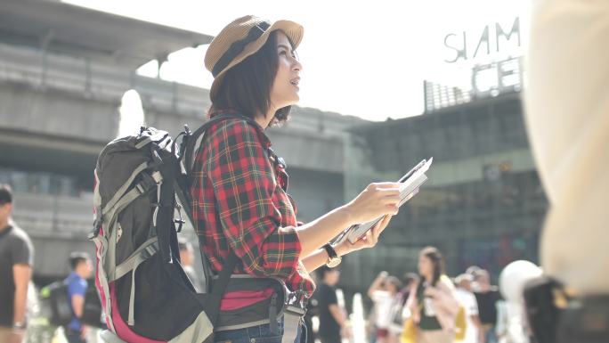 年轻女游客在旅游时探索城市地图