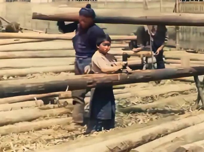 民国初期北京木材厂的童工在烈日下劳动