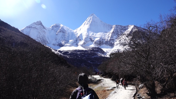 稻城 亚丁 雪山 下登山客 甘孜