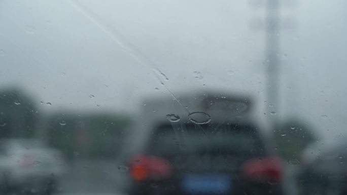 车窗外下雨 下雨 城市下雨