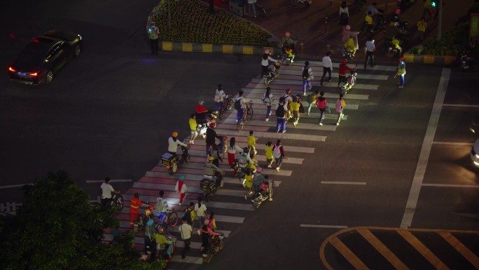 城市夜景车流人流炫光十字路口马路城市道路