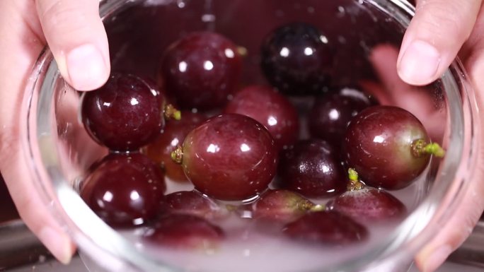 密封饭盒清洗葡萄的方法 (4)