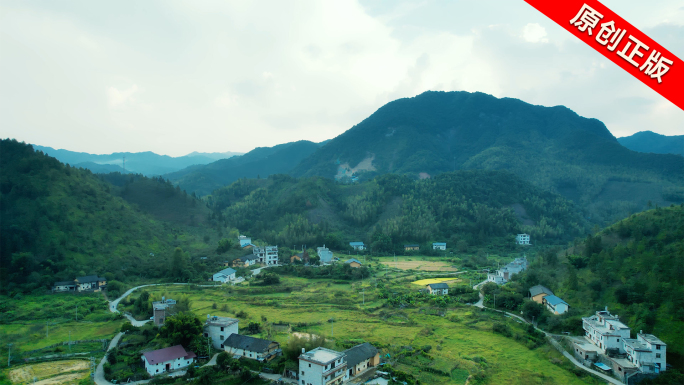 大山里的小山村航拍