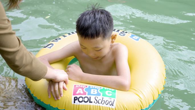 小孩学习游泳游泳圈