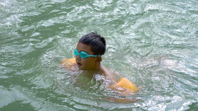 小孩学习游泳游泳气囊