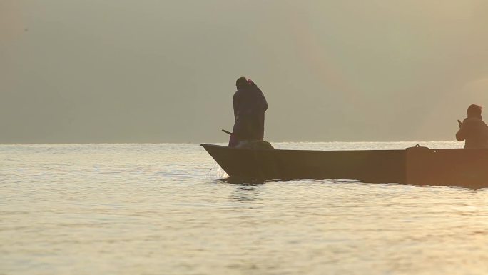 清晨暖阳下湖面渔船