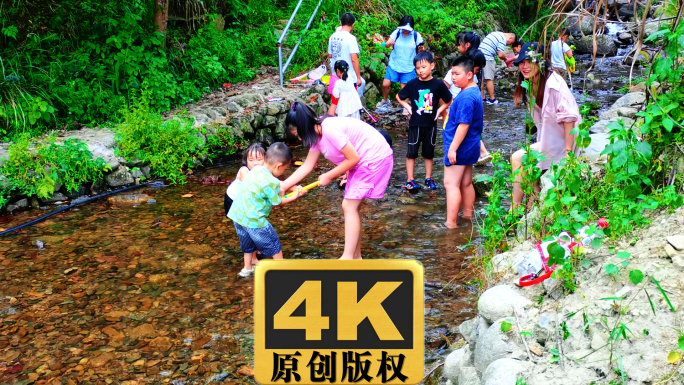 山谷溪流儿童戏水抓鱼实拍高清视频素材4K